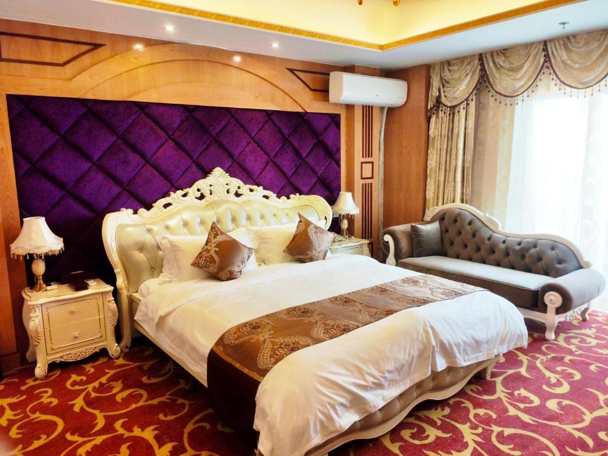 Golden Peacock Hotel 블랜타이어 외부 사진