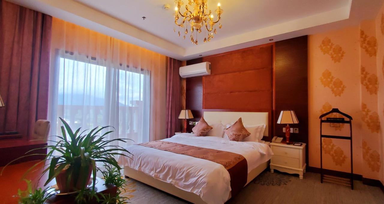 Golden Peacock Hotel 블랜타이어 외부 사진