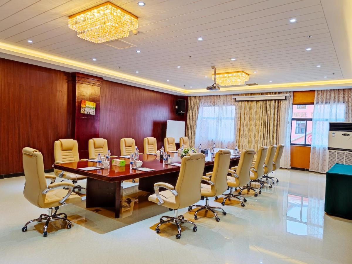 Golden Peacock Hotel 블랜타이어 외부 사진