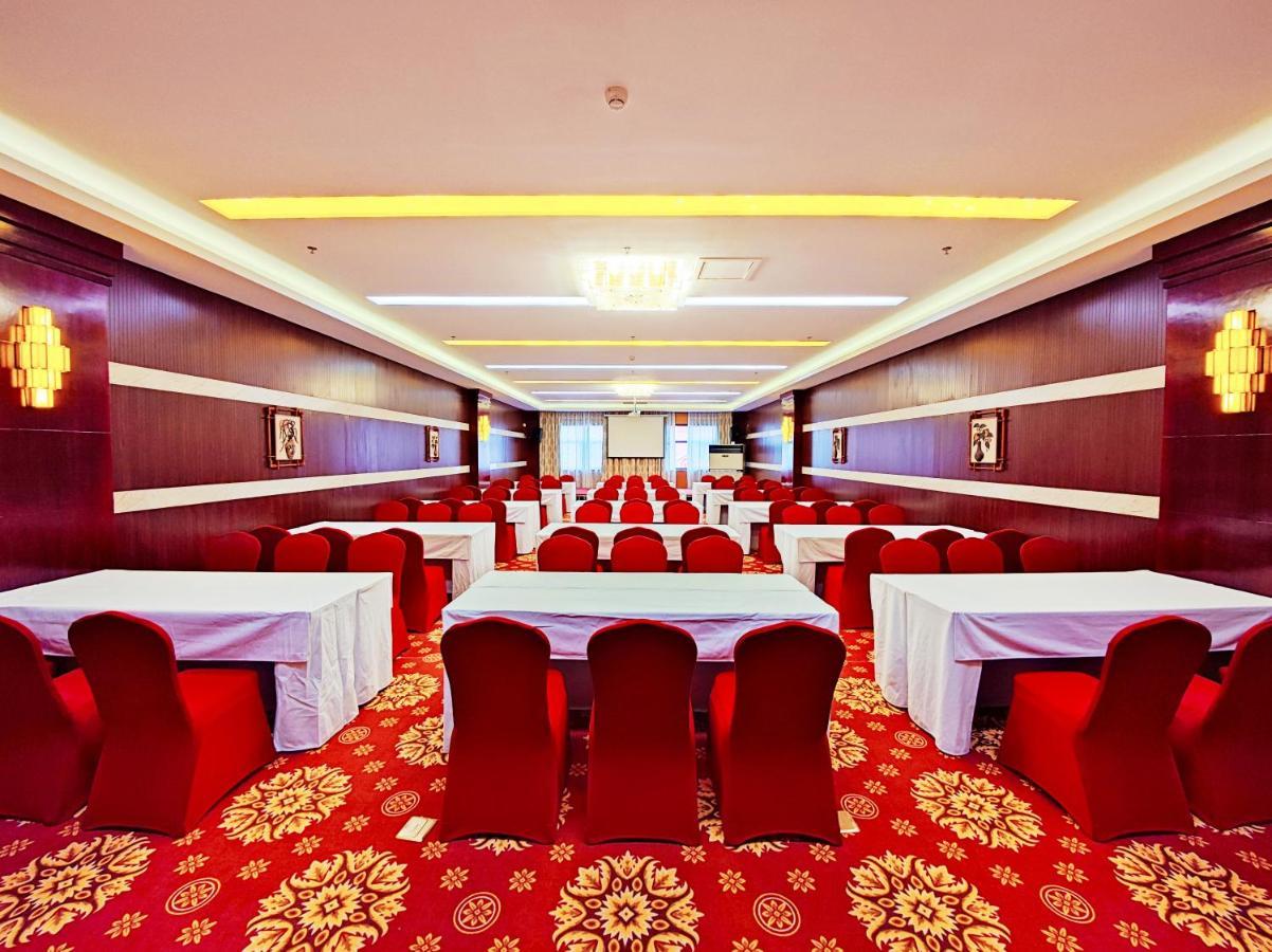 Golden Peacock Hotel 블랜타이어 외부 사진