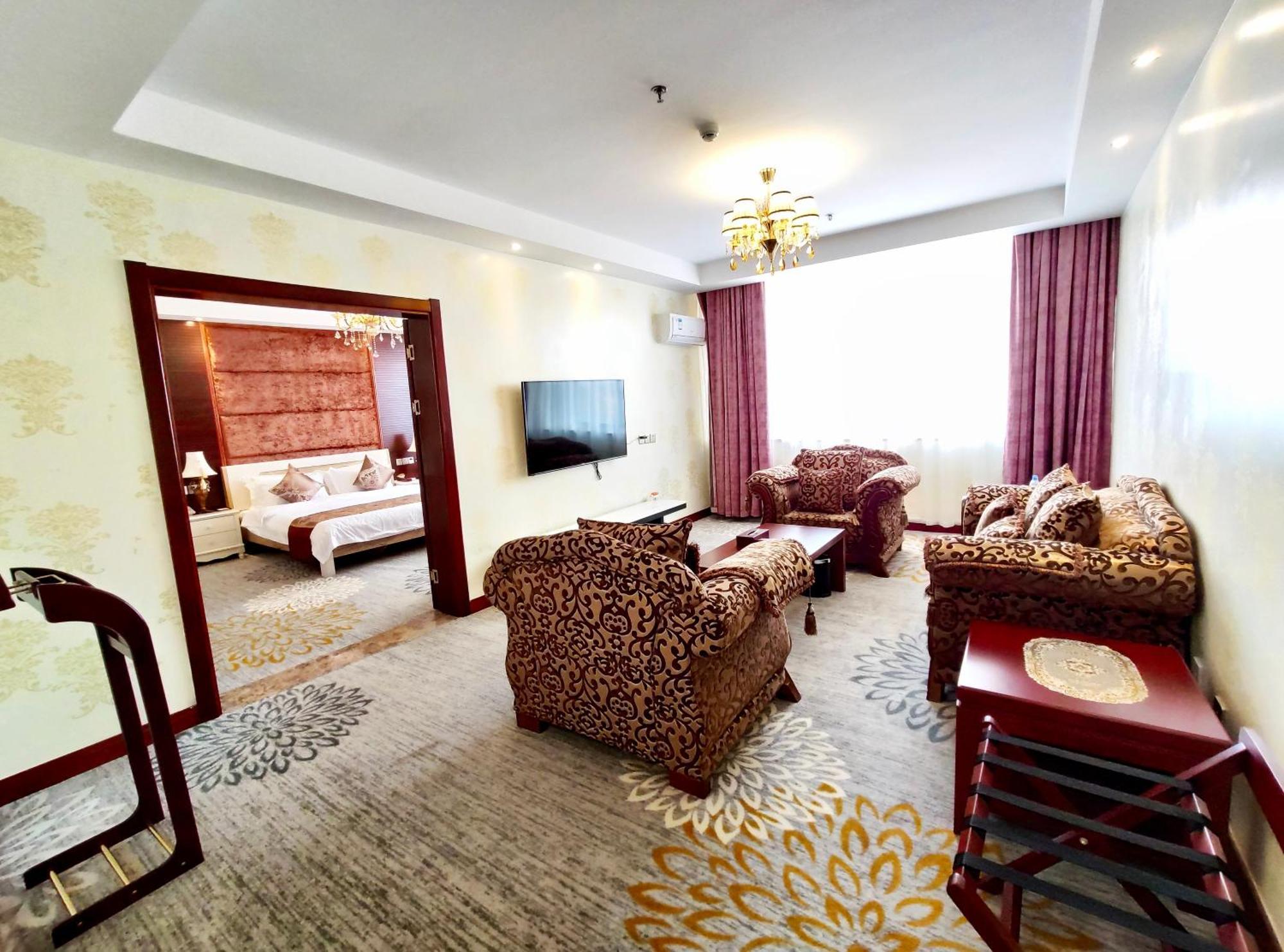 Golden Peacock Hotel 블랜타이어 외부 사진