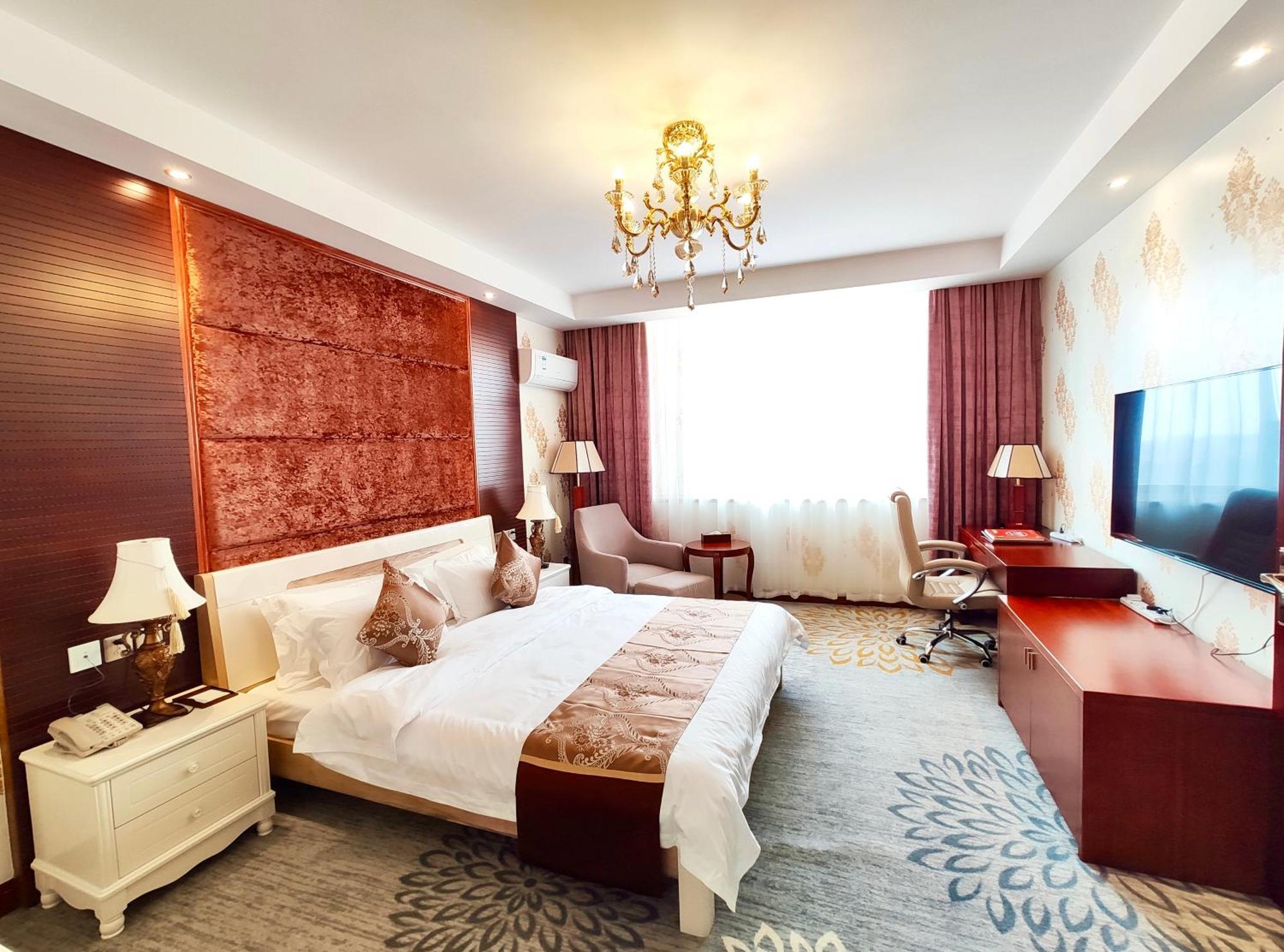 Golden Peacock Hotel 블랜타이어 외부 사진
