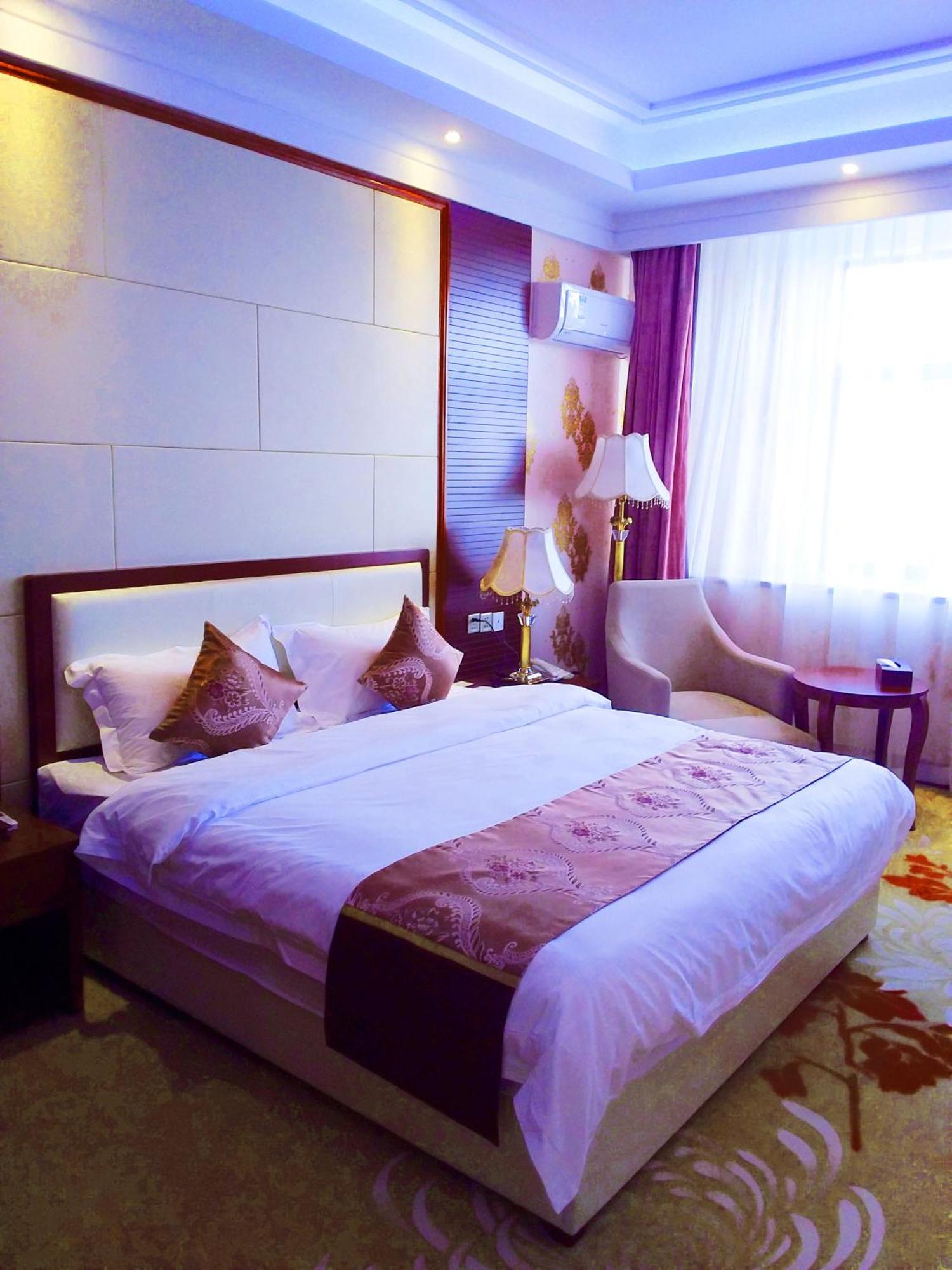 Golden Peacock Hotel 블랜타이어 외부 사진